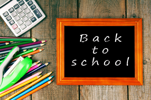 框架和学习工具。垂直。木制背景。图片下载