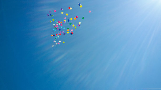 热空气，孩子们的气球图片下载