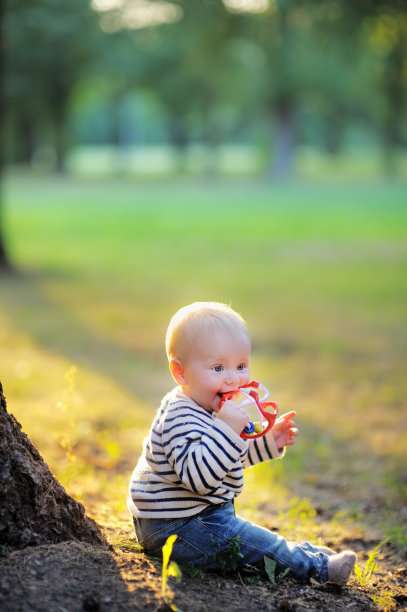 阳光公园里的小男孩图片下载