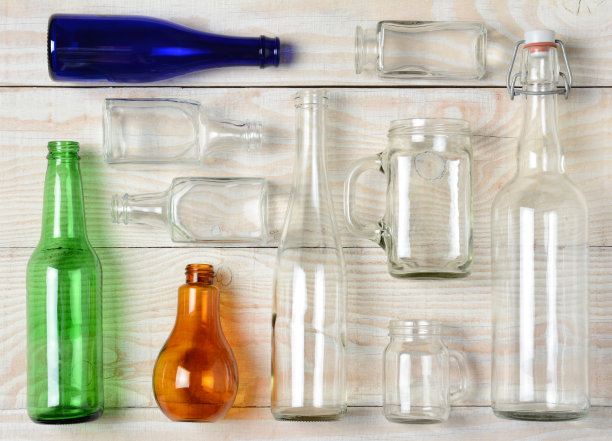 白木上的各式玻璃瓶图片下载