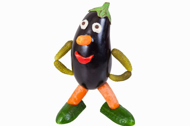 可笑的人物雕刻出来的茄子-孤立图片下载