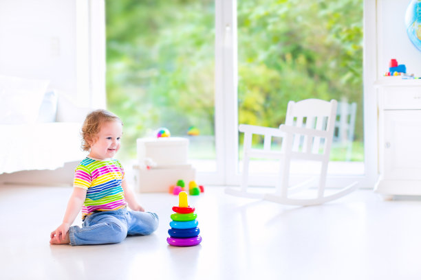 有趣的小女孩在玩金字塔图片下载