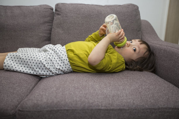 婴儿喝奶瓶图片下载