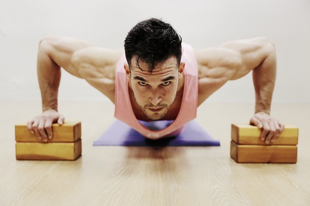 人做俯卧撑图片下载