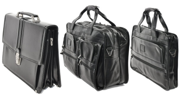 三个黑色皮包孤立在白色背景上。将公文包图片下载