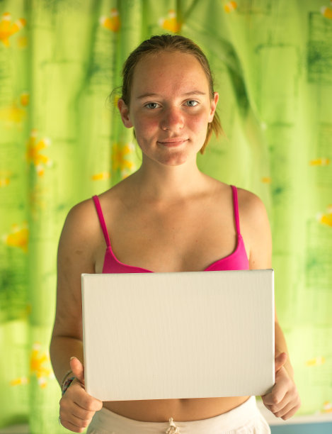 可爱的女孩拿着干净的白纸图片下载