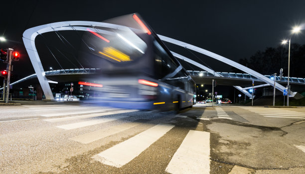 在现代化的桥上快速行驶公共汽车。赫尔辛基图片下载