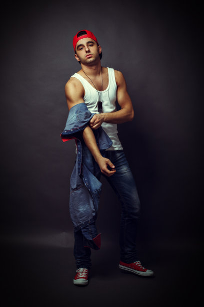 酷酷的年轻人穿着牛仔裤摆姿势图片下载