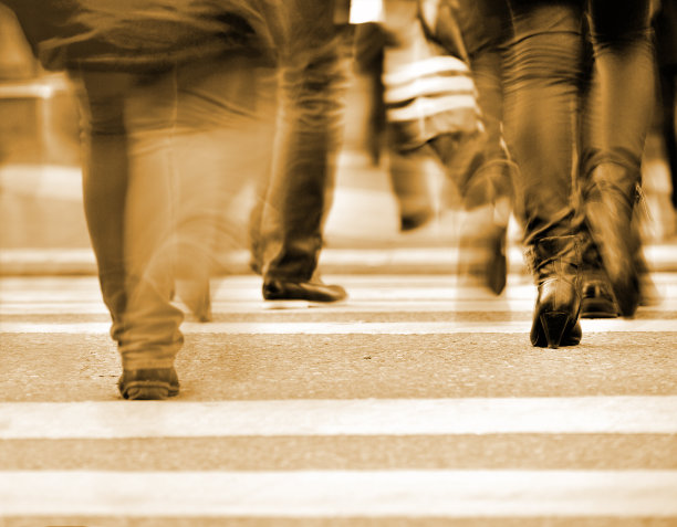 行人在斑马线上的动作模糊了图片下载