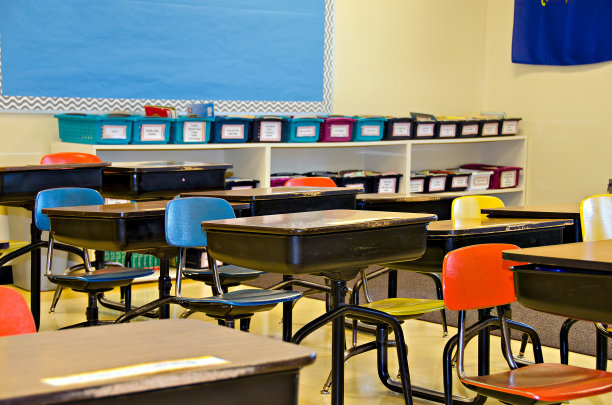 丰富多彩的学校书桌图片下载