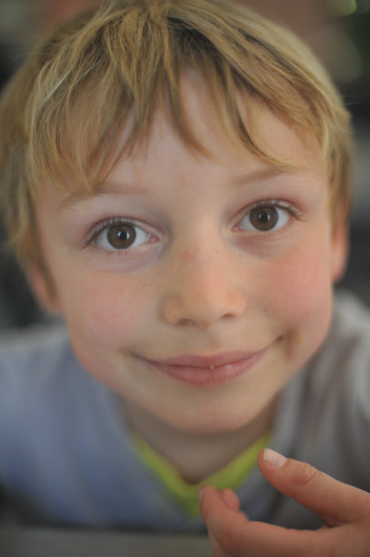 小男孩肖像图片下载