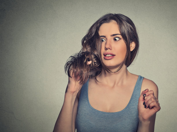 沮丧震惊的女人不高兴的新发型图片下载