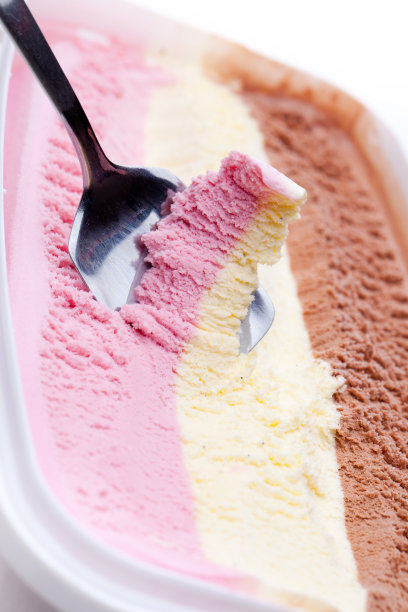 一盒草莓、香草和巧克力的冰淇淋图片下载