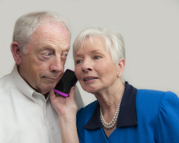 成熟的情侣在听手机的时候会有不同的反应图片下载