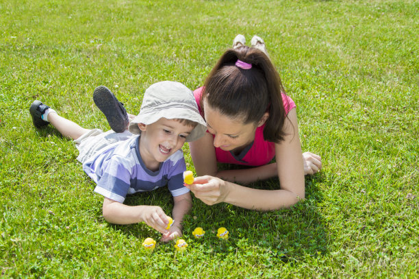 小男孩和妈妈玩图片下载