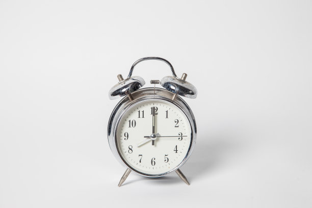 闹钟在白色背景图片下载