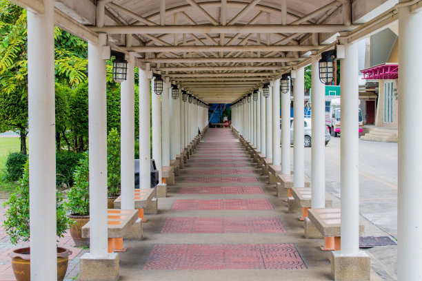 人行道在大学图片下载