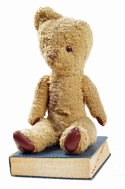 旧的泰迪熊和旧书图片下载