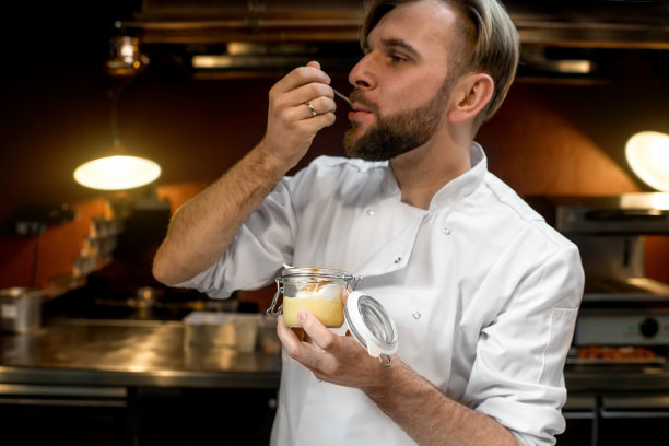 厨师厨师品尝柠檬甜点图片下载