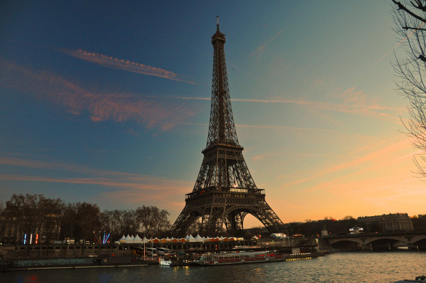 埃菲尔铁塔上的日落图片下载