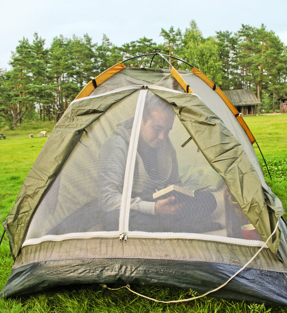 帐篷里的人。图片下载
