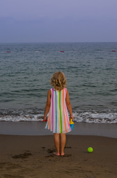 女孩在海滩上图片下载