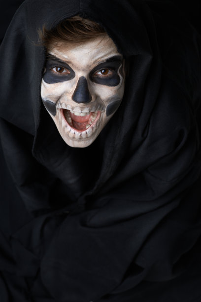 穿着黑色斗篷的骷髅头少年笑了图片下载