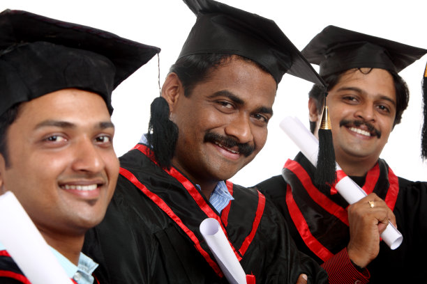 快乐的印度毕业生图片下载
