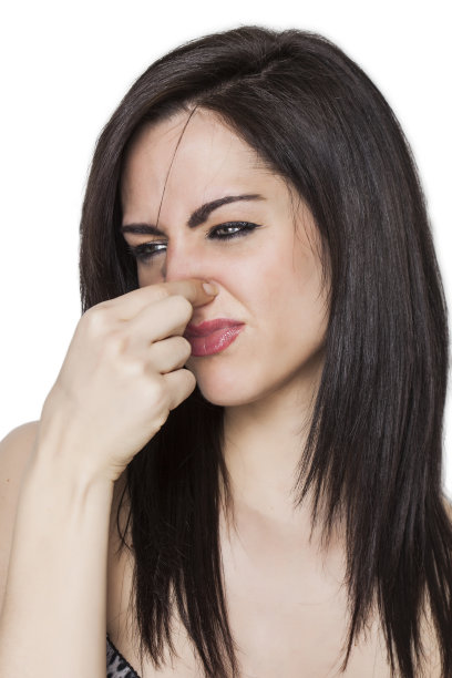 女孩闻到了难闻的气味图片下载