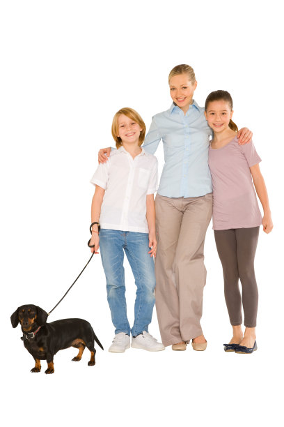 母亲，儿子，女儿站在和小狗微笑图片下载