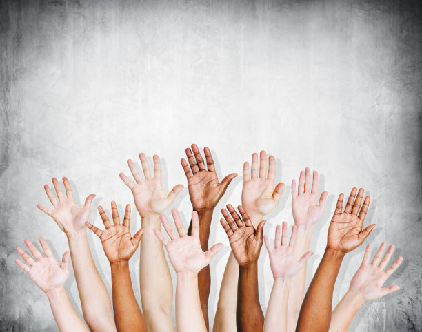 一组用混凝土墙举起的人体手臂图片下载