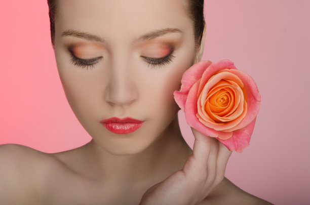 带着玫瑰的女人闭上了眼睛图片下载