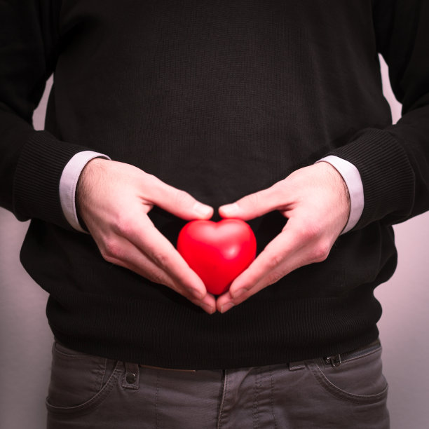 手握红心图片下载