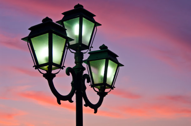 装饰和时尚的灯笼在日落景观方向图片下载