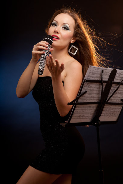 一个年轻美丽的女人唱歌的肖像图片下载