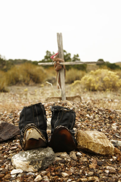 低角度拍摄的牛仔坟墓在鬼城墓地图片下载