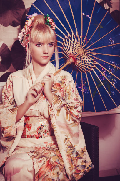 年轻漂亮的艺妓在和服与樱花和装饰图片下载