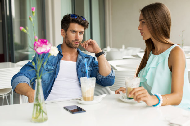 迷人的情侣在餐厅喝冰沙图片下载