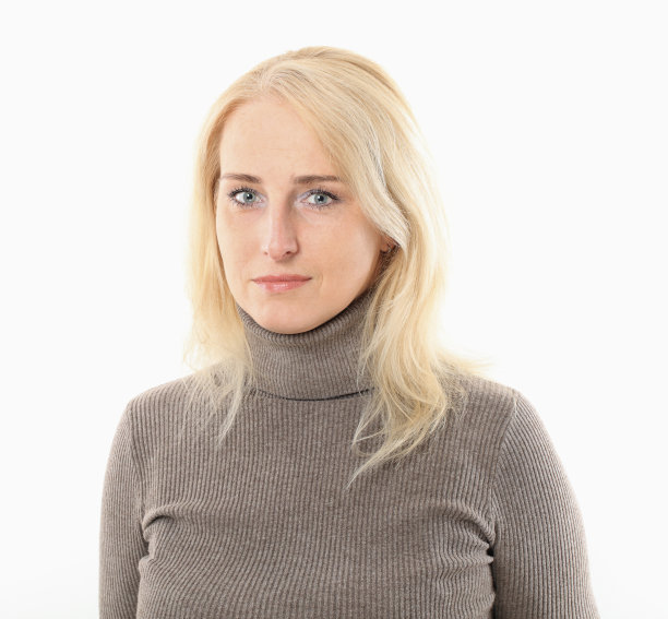 一个微笑的年轻金发女人的肖像图片下载