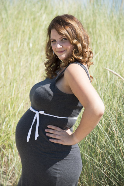 孕妇与白色丝带蝴蝶结图片下载