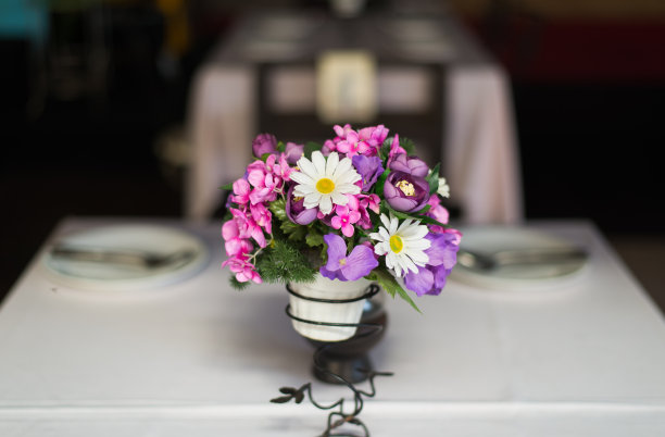 桌子上的花图片下载