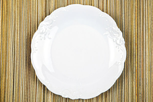 木制背景上的空盘子图片下载