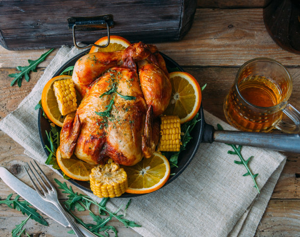 烤鸡和各种蔬菜放在木盘上素材图片
