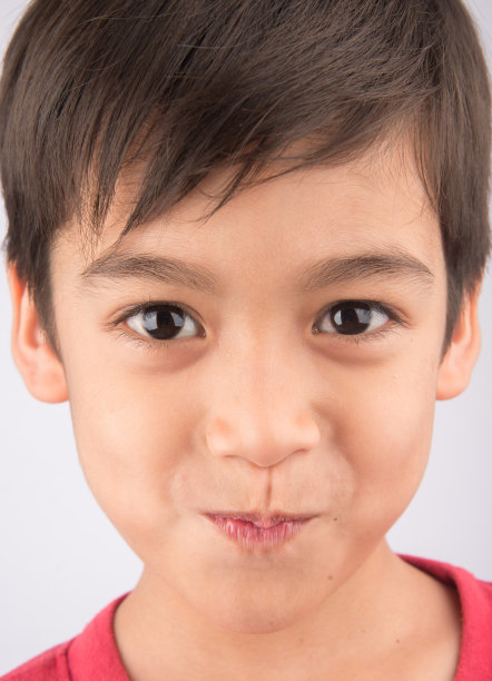 小男孩骑着训练马图片下载