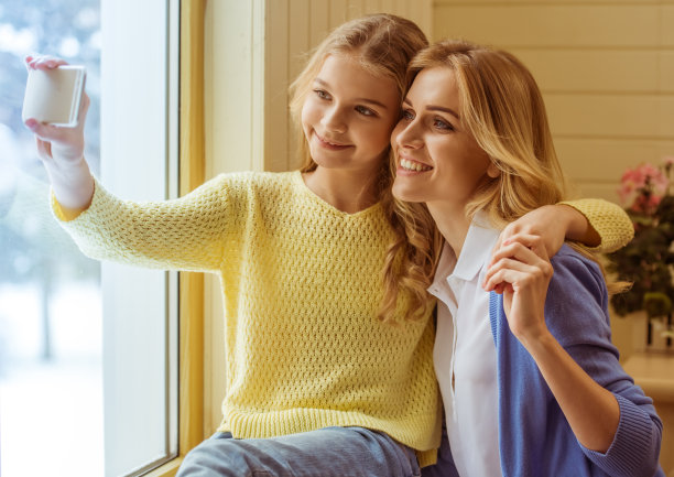 母亲和女儿图片下载