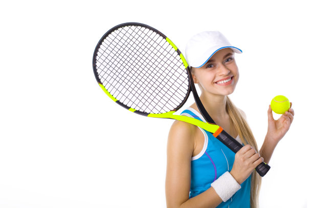 美丽的女孩与网球拍和球在白色的背景图片下载