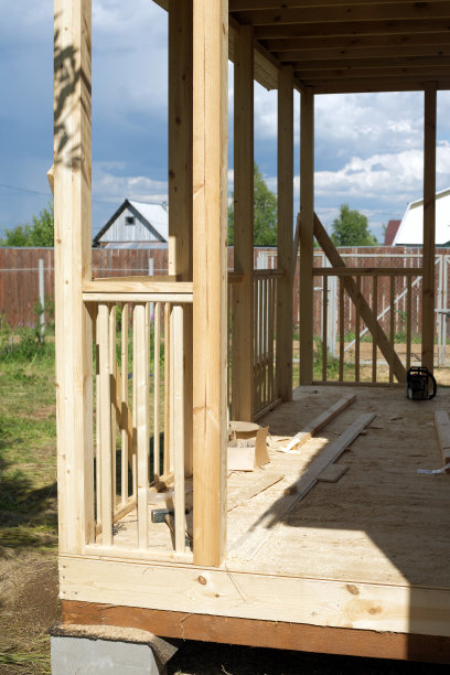 安装一个木制的乡村别墅露台图片下载