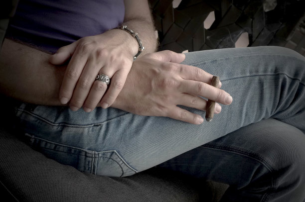 抽雪茄的男人图片下载