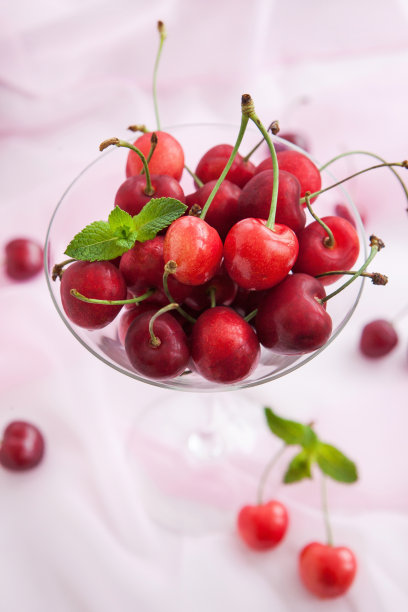 一杯新鲜的湿樱桃图片下载