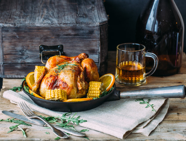 烤鸡和各种蔬菜放在木盘上图片下载